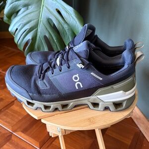 ON Running Men's Cloudwander Waterproof Running Shoe Size 10M - Midnight/Olive